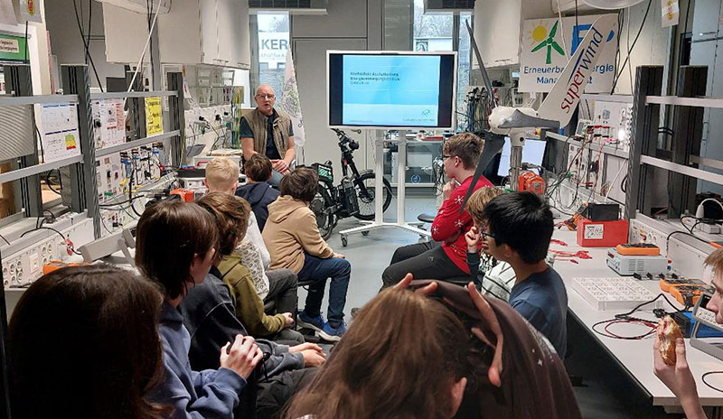 Schülerinnen und Schüler des KGA in der TH